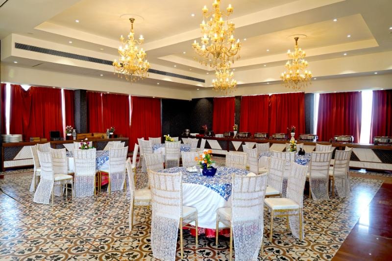 Chandelier-lit banquet hall arranged for a corporate gala dinner